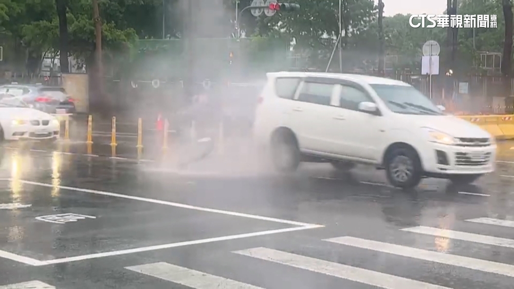 驚！人孔蓋冒白煙突噴出　休旅車遭擊中幸無傷亡