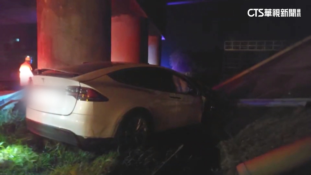 特斯拉「輔助駕駛」　衝破護欄車頭全毀2傷