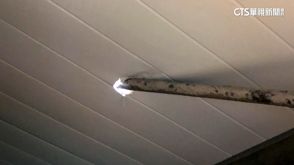 狂風襲高雄　工地鋼筋被吹落插入民宅屋頂