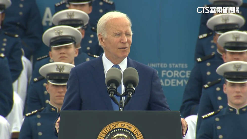 拜登出席空軍官校畢業典禮　頒授文憑後跌倒