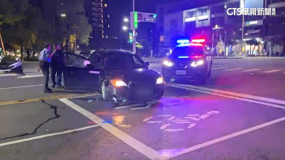 男拒檢逃逸自撞石墩　同伴遭搜出毒品吸食器