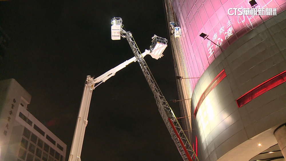 微風百貨外牆施工 吊籠傾斜3工人受困懸半空