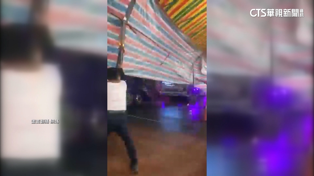 正港「流水席」！　狂風暴雨吹掀帆布　吃個辦桌全濕