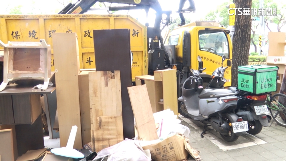 誰的私房錢？　清潔隊搬廢棄家具　竟找出「黃金」