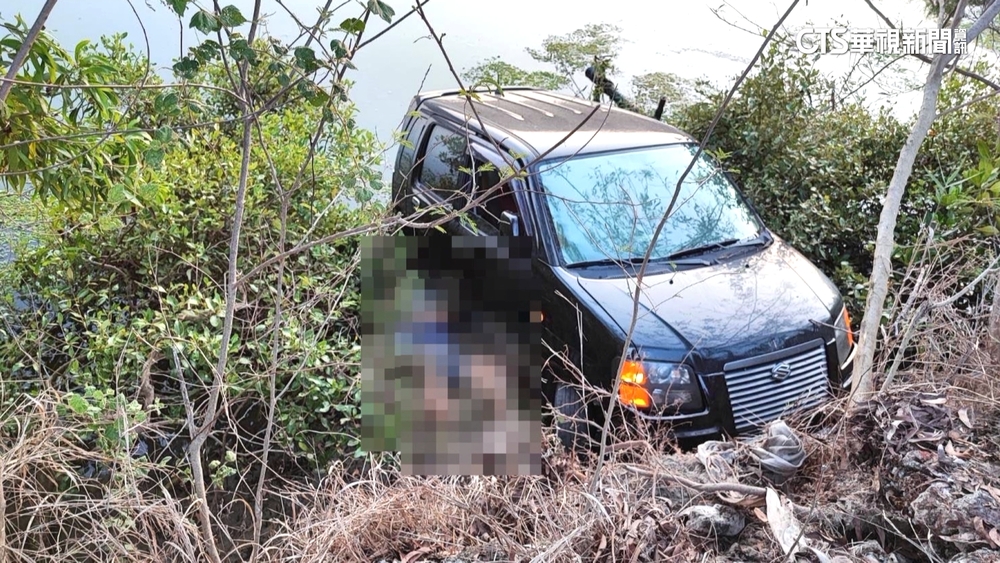 「疑路況不熟」轎車倒插魚塭　駕駛救出時已身亡