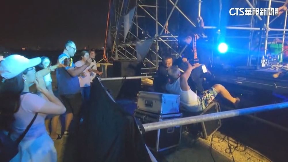 澎湖海音嘉年華　陳昇「踩空摔倒」敬業繼續唱