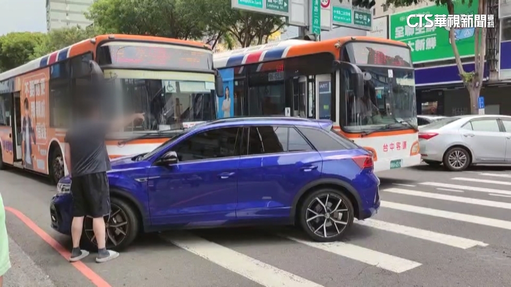 公車遇塞車「卡路口」　轎車駕駛「被擋路」下車開罵