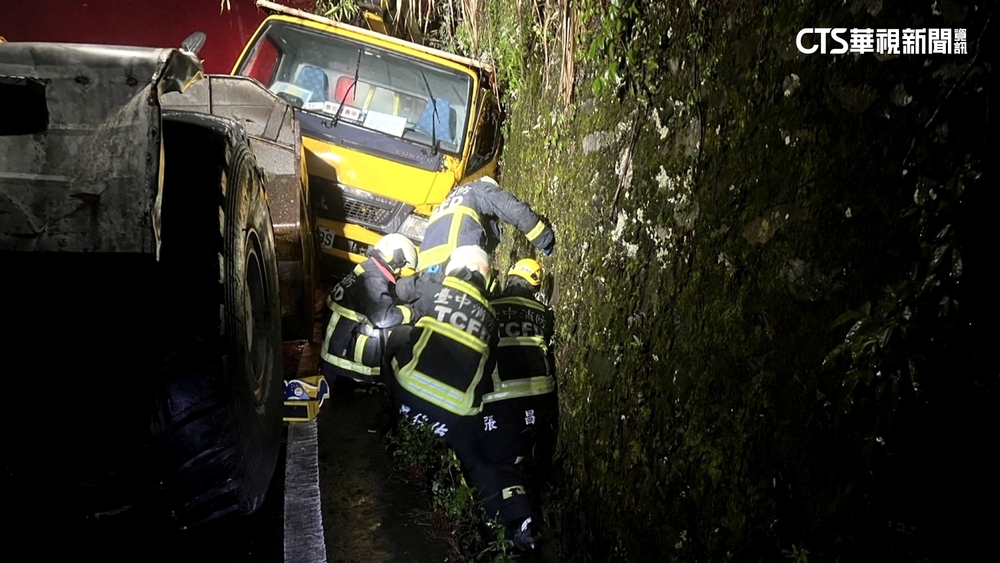 台電人員疑忘拉手剎車　工程車撞山壁遭夾亡