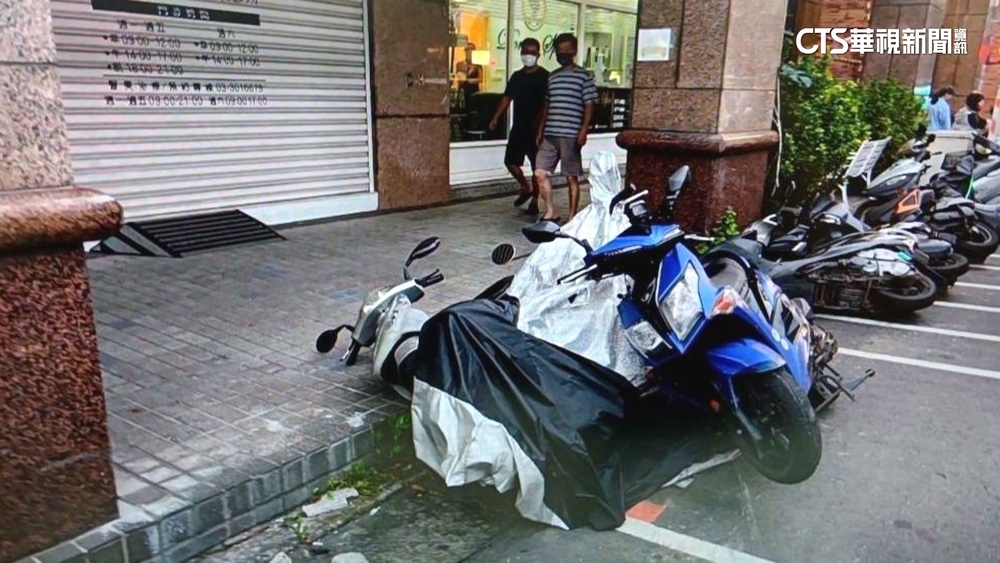 老翁忘拉手煞車　轎車向後退撞14輛機車