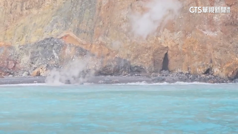 龜島磺煙大噴發　宜蘭龜山島「冬眠」後最大量