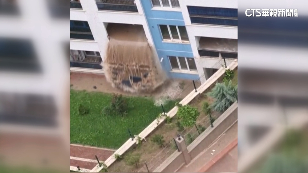 大雨轟炸土耳其首都　洪水從公寓陽台傾瀉而下