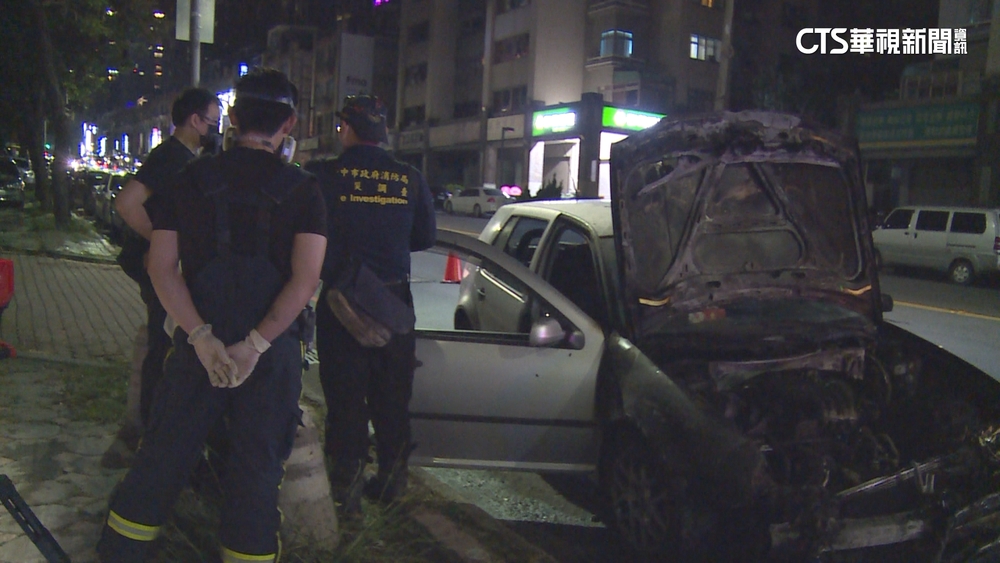 「砰」一聲！　20年老車驚見引擎起火燒毀