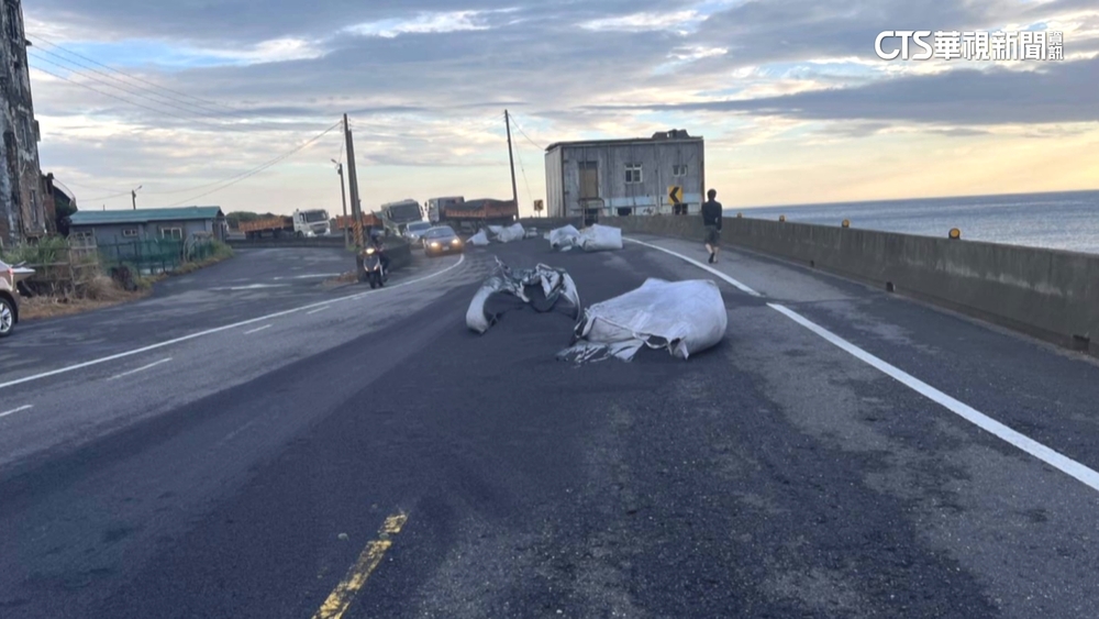 台2線貨車載砂石包脫落掉對向　波及1車.阻交通