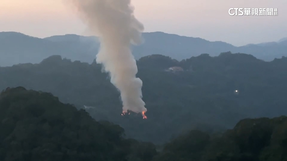 苗栗山林火還在燒　空勤直升機灑水救援