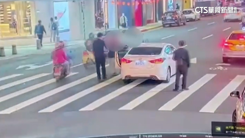 過馬路「推車被撞」　7旬翁持剪刀嗆駕駛