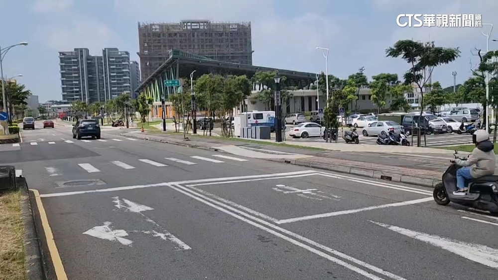 斑馬線沒號誌　駕駛不禮讓...　學童險遭撞！