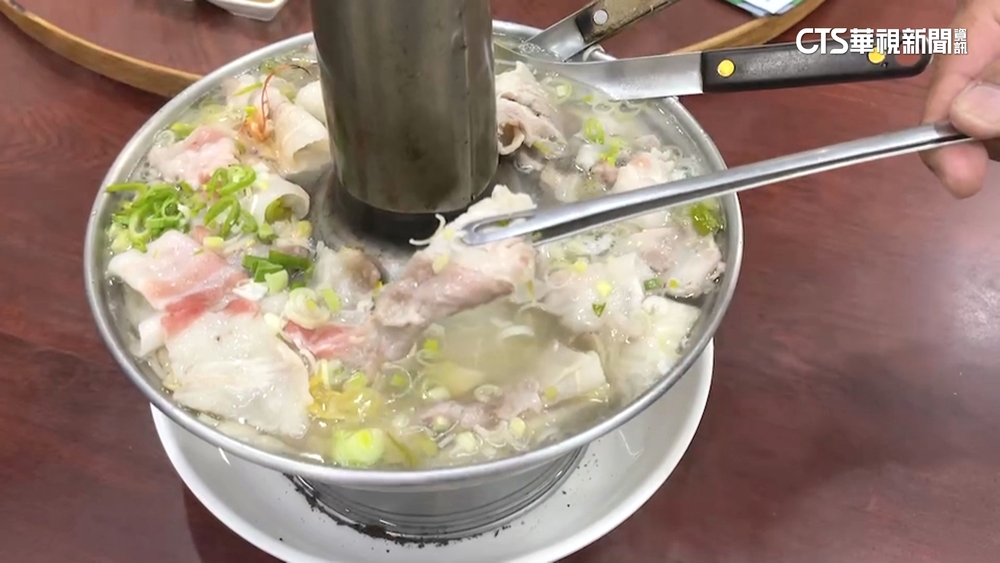 火鍋打包竟加隔壁桌菜尾　店家：忙中有錯拿錯