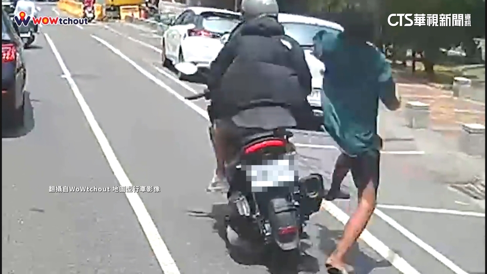 騎士滑手機撞倒路人　警：查證屬實開罰一千