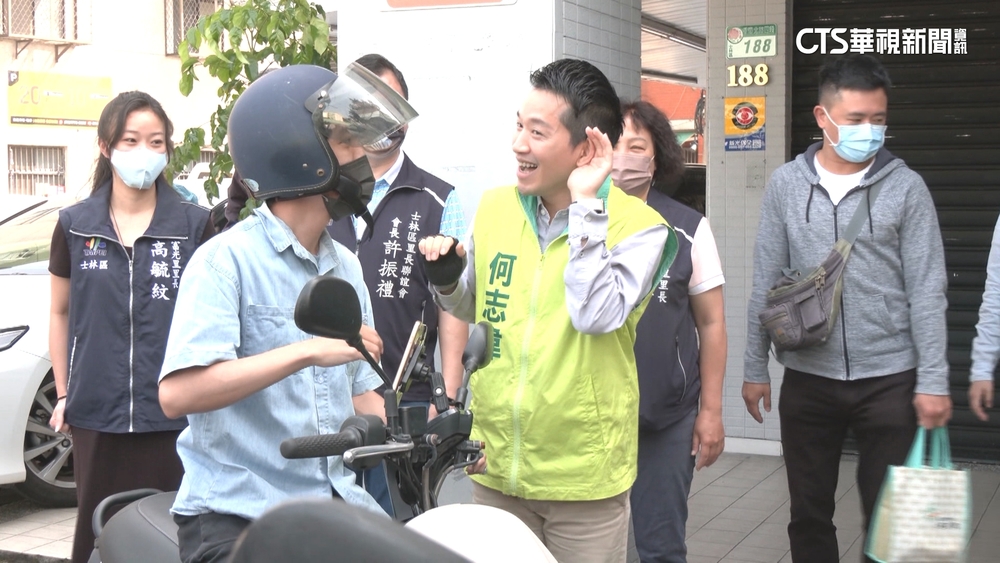 遭控「摸手臂留電話」　何志偉歉：無心動作造成困擾