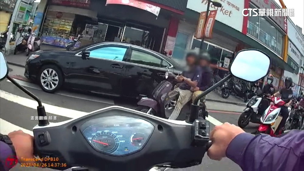 取締越線機車逮通緝犯　網友：不抓旁邊汽車違停？