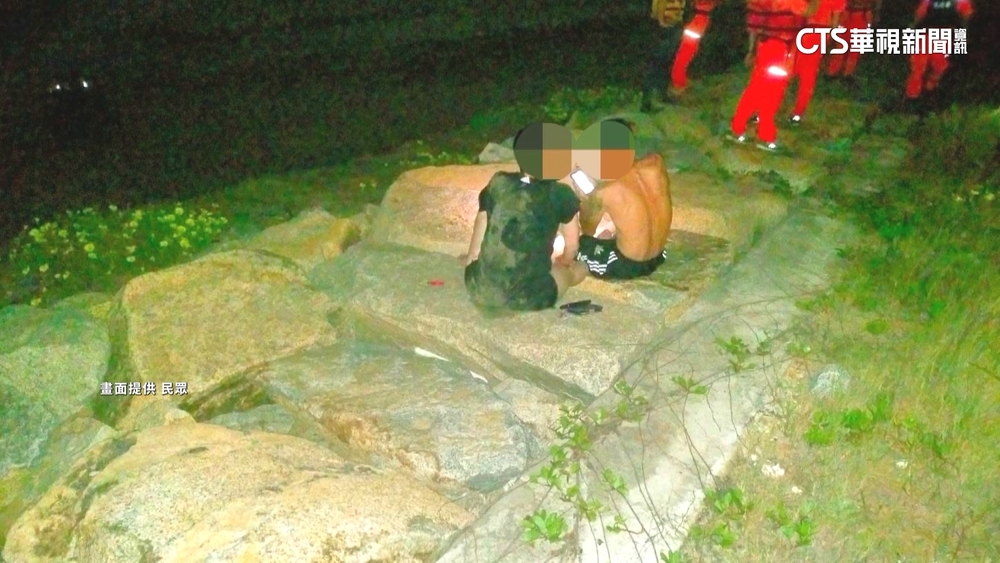 金門情侶凌晨看海遇漲潮　驚險爬車頂等救援