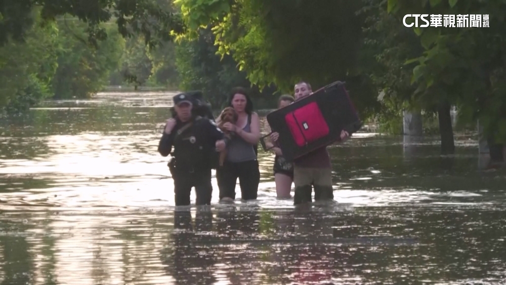 烏克蘭水壩遭炸毀　第聶伯河沿岸萬人大逃難
