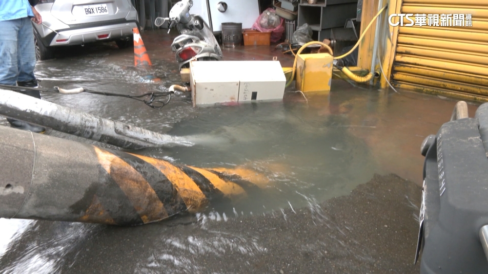 自來水管線爆裂掏空地面　新莊瓊林路淹成小河