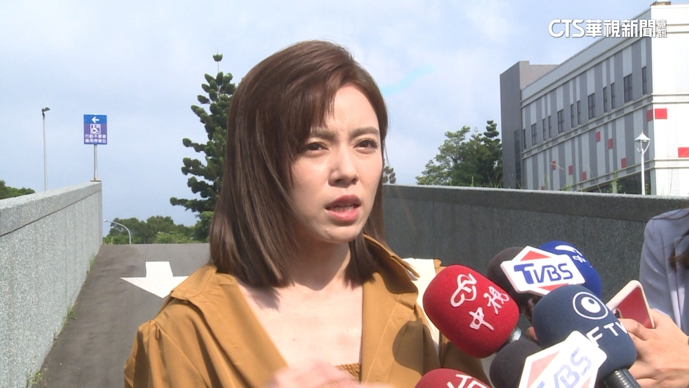 電視台門口出車禍！　王瞳開車擦撞機車　車頭全毀