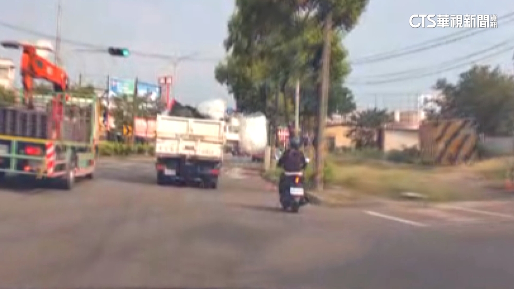 高市環保車回收物未固定好　女騎士險遭「擊落」
