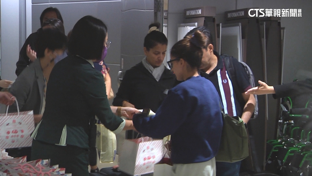 溫哥華返台班機延誤　旅客睡航廈　長榮致歉