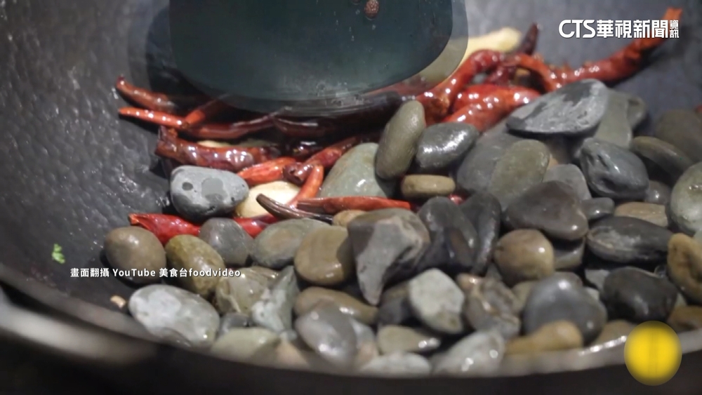 中國夜市夯「爆炒鵝卵石」　醫：恐重金屬中毒