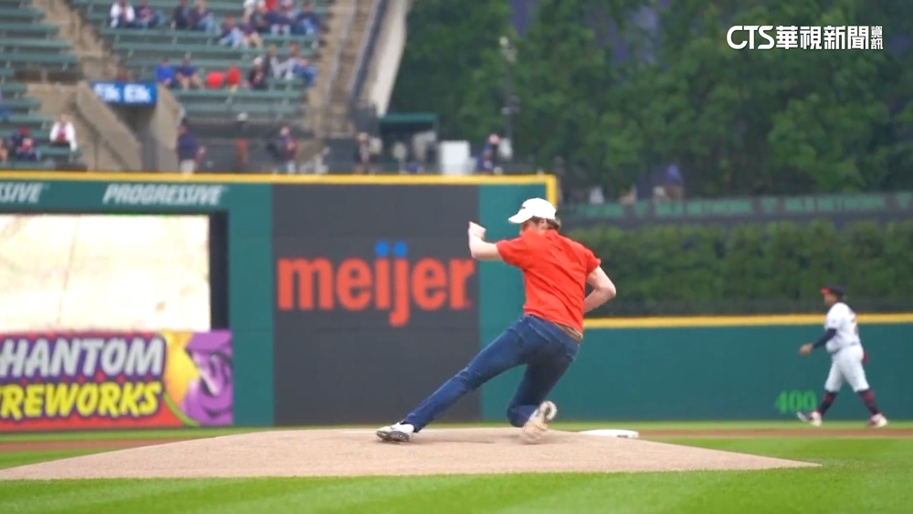 意外還是演的？　守護者開球嘉賓摔下投手丘