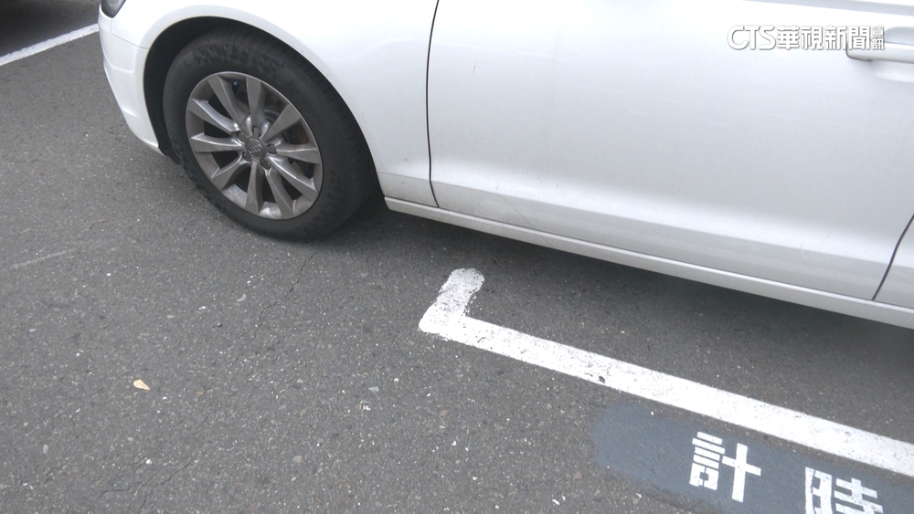 少了1.2公尺！停車格過小前輪外露　民眾：陷阱格