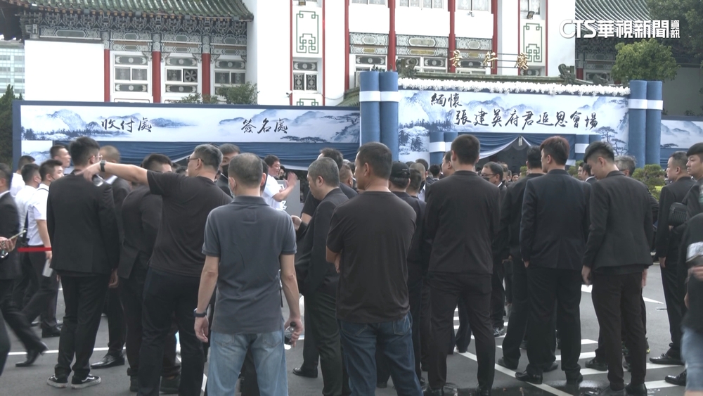 四海幫前幫主張建英告別式　近千人送行警戒備