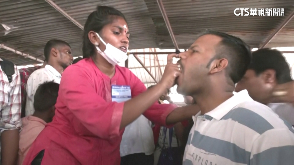 印度療法吞活魚　當地相信治呼吸道疾病