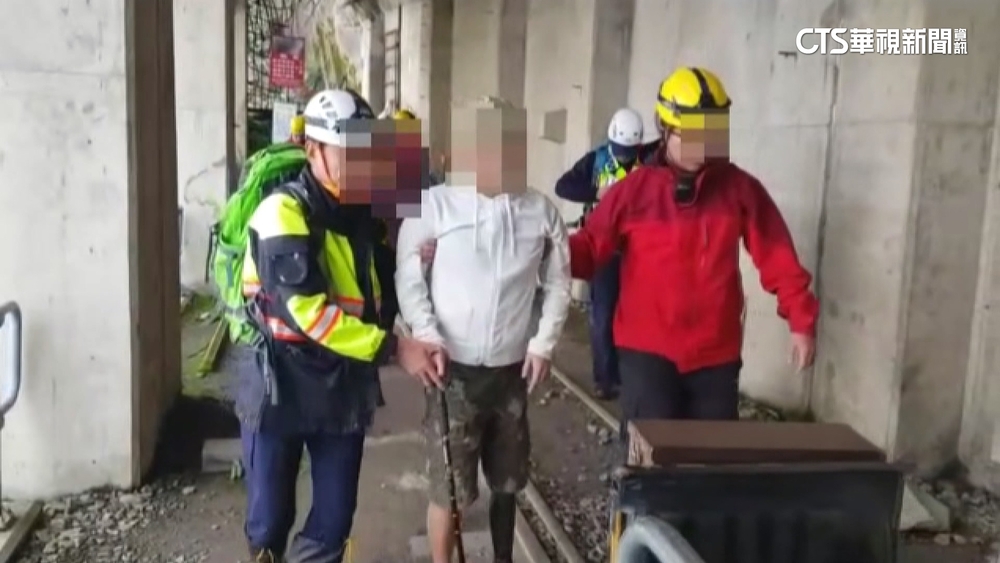 男登眠月線突頭暈.無力　林務局出動護送下山
