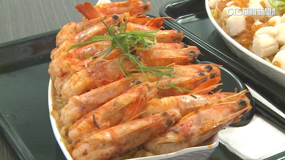 超浮誇！　20隻白蝦.56顆小干貝「滿到看不到麵」