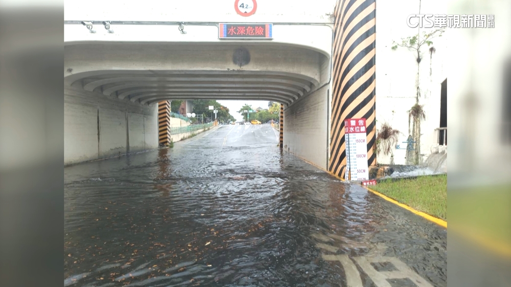 短延時強降雨！　台南小東路地下道積水一度封閉