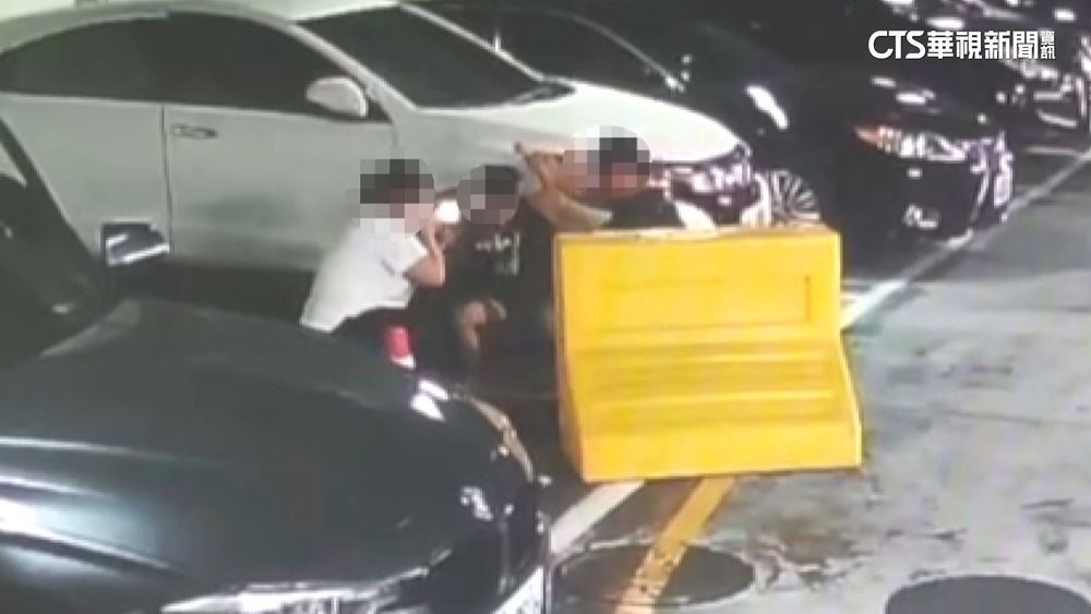 天母停車場「黑洞」　6歲男童驚墜1米8污水池！