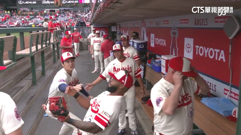 大谷攻擊隊友?! 擊掌後誤擊 雙手捧臉關心