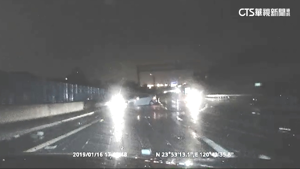 驚險！　前3車國道連撞　後車「僅距10米」S形閃避
