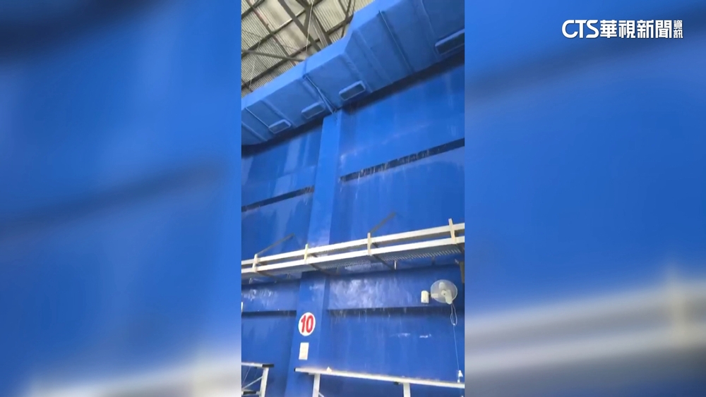 雨彈狂炸高雄！　羽球館出現「小瀑布」.地板積水