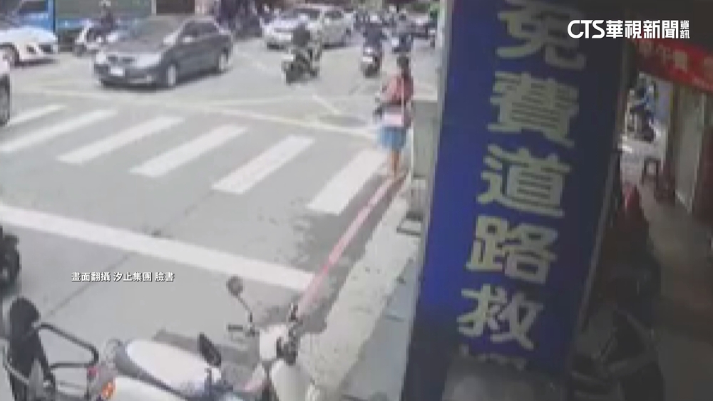 又見行人地獄！？　母揹9月嬰過馬路「沒人禮讓」