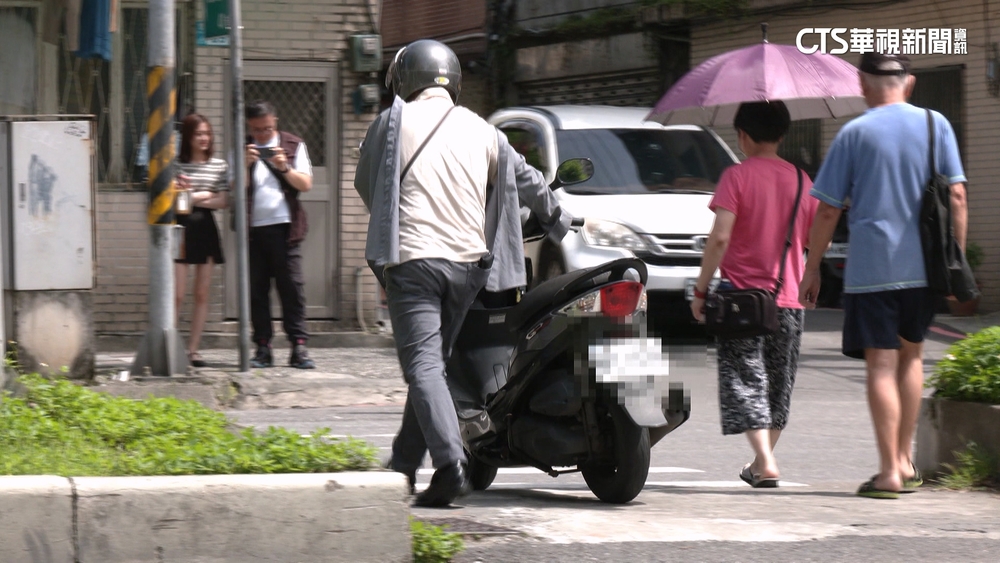 機車違騎斑馬線搶快　「與行人爭道」險象環生