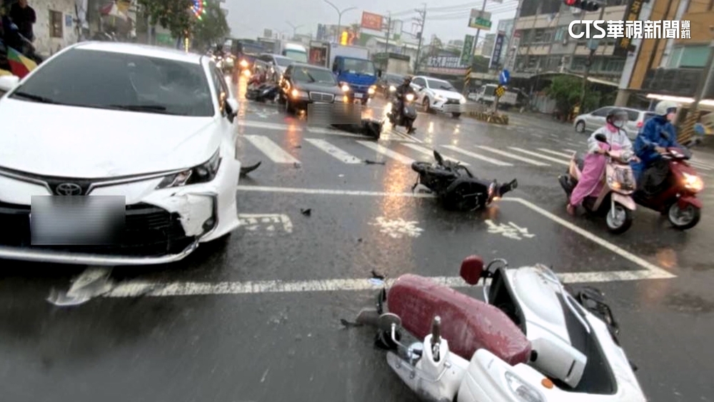 剎車失靈？車狠撞停等紅燈7車　騎士悚噴飛5傷