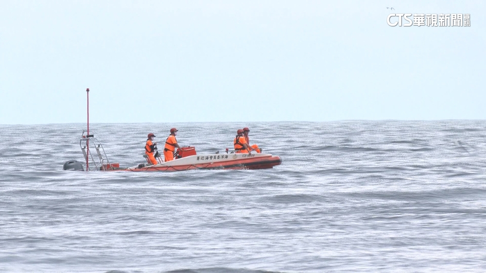 花蓮溪出海口一男子遭捲落海　警消搜救中
