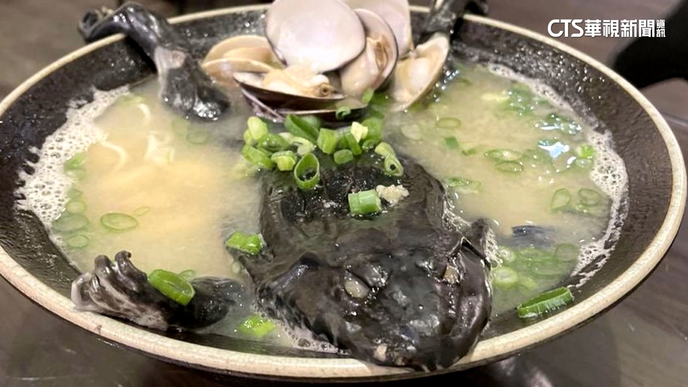 挑戰膽量！　雲林限定「青蛙拉麵」　整隻青蛙趴碗裡