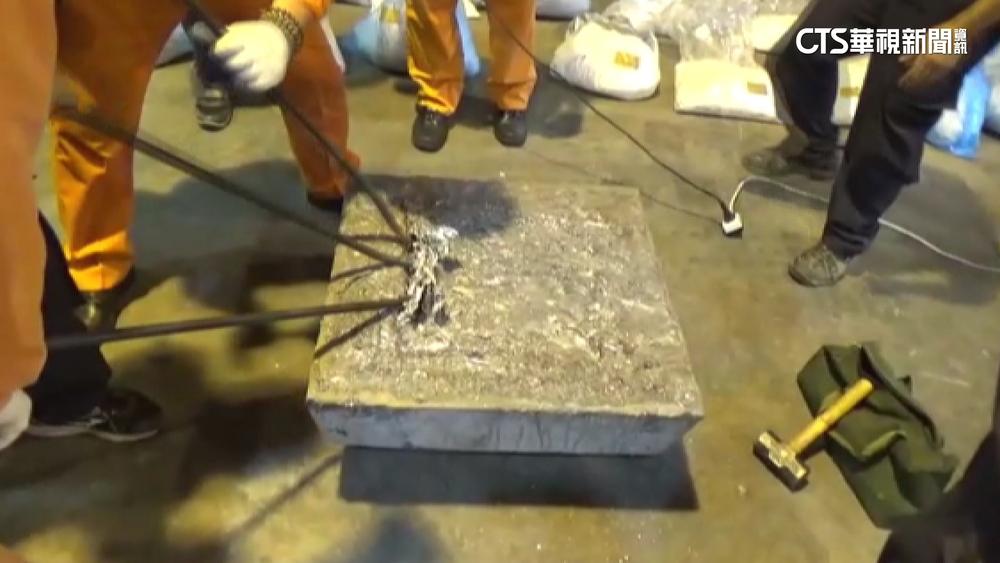 罕見鋁錠藏毒　幹員拿鐵鍬.榔頭拆一天一夜