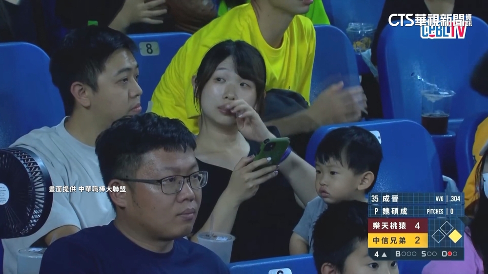 老公英勇為兒擋球　老婆撞臉12年前「狠瞪媽媽」