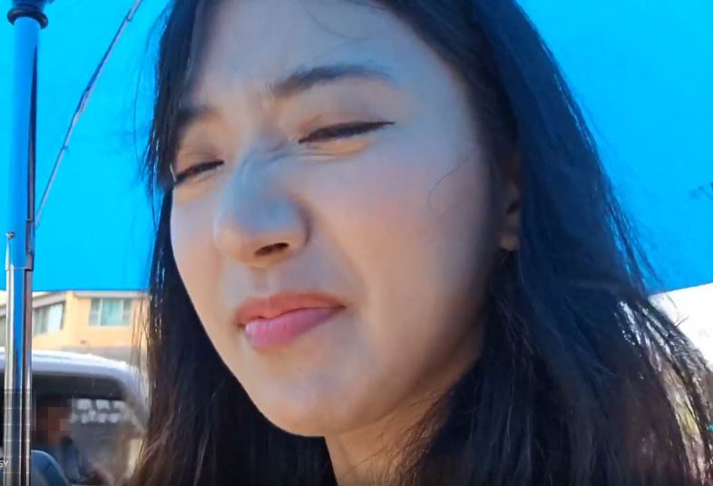 企鵝妹過馬路遭駕駛怒喊「趕快過馬路 還直播」　掀正反兩面熱議